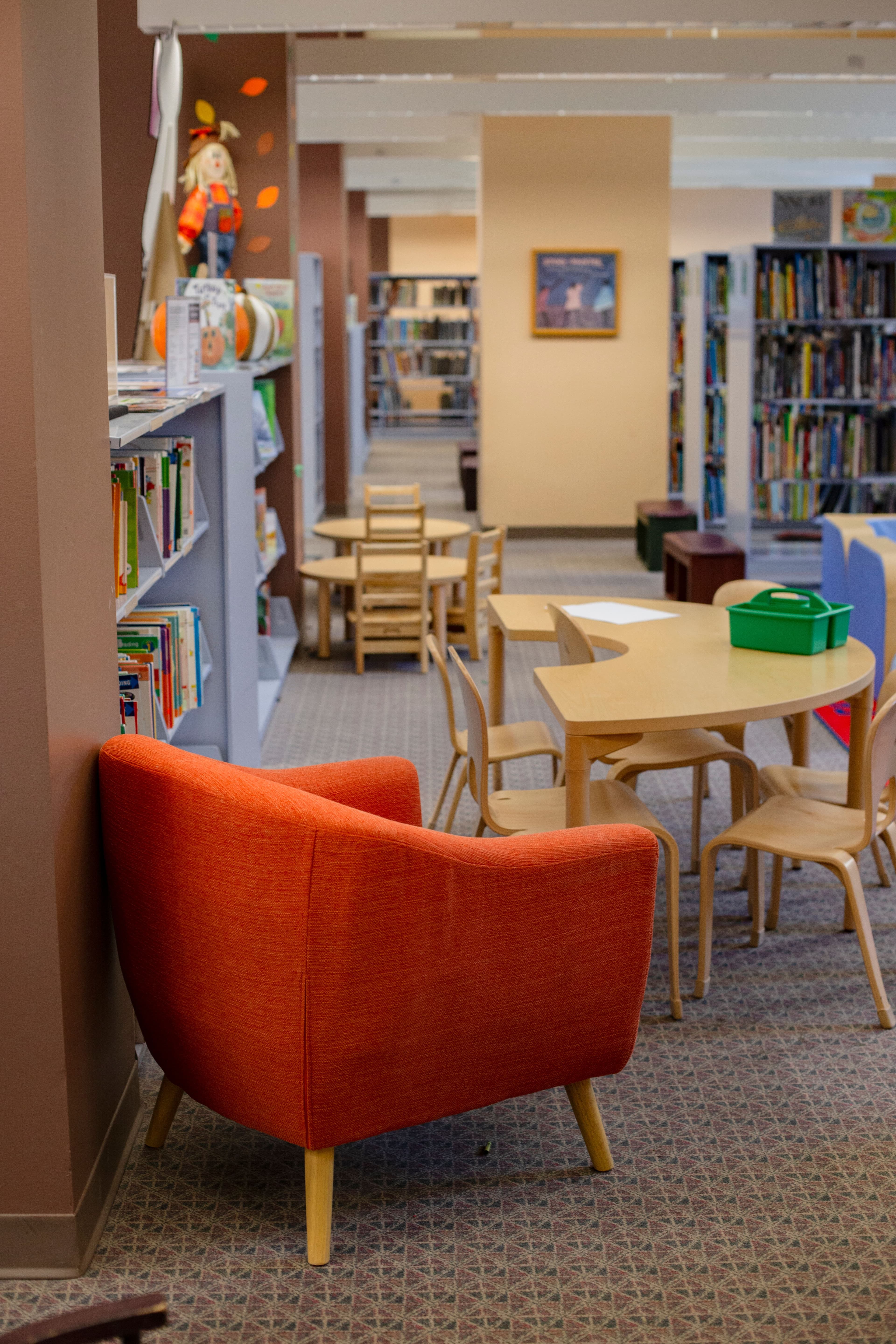 chairs-surrounding-a-table-in-a-library-with-books-2025-04-03-13-49-29-utc.jpg